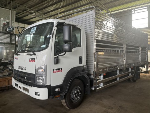 Xe tải isuzu 6,5 tấn chở heo